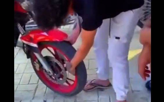 ASSISTA: viraliza em Rondônia vídeo que mostra tatuador “arrancando” roda de motocicleta para receber dívida de cliente após “calote”