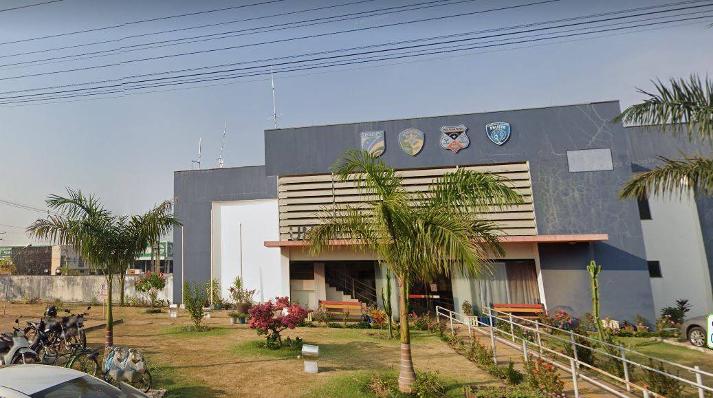 Voltando a pé da Exponorte, garotas de 17 e 18 anos são atacadas, mas policial escuta gritos de socorro e imobiliza ladrão, em Vilhena