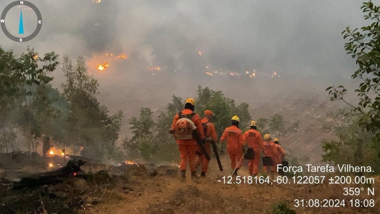 Combatendo dois grandes incêndios, Bombeiros recebem reforços, em Vilhena; carro com militares a bordo capota na BR 364