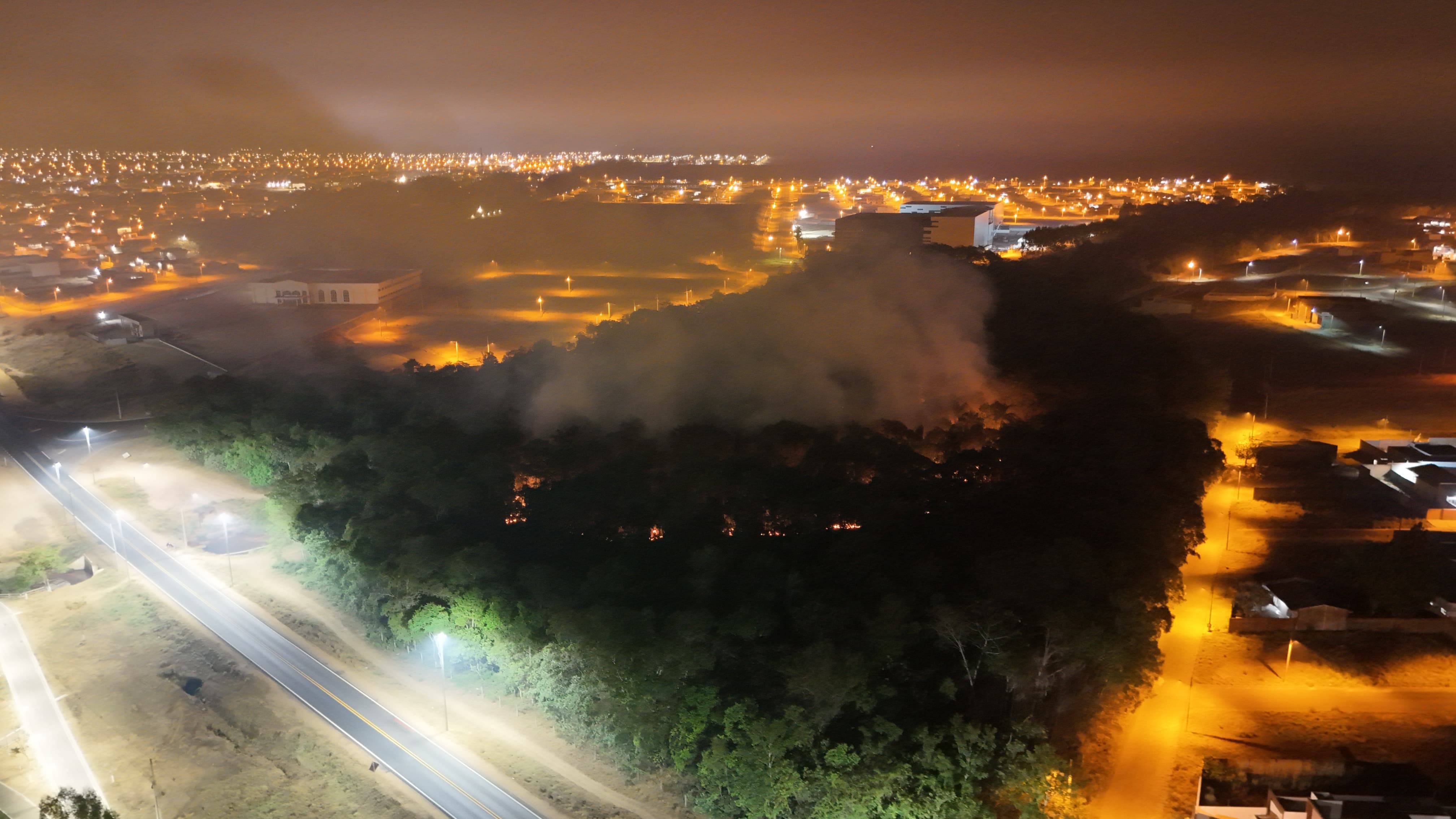 VÍDEOS: incêndios chegam com força à área urbana de Vilhena e comandante dos Bombeiros diz que mais de 90% são propositais