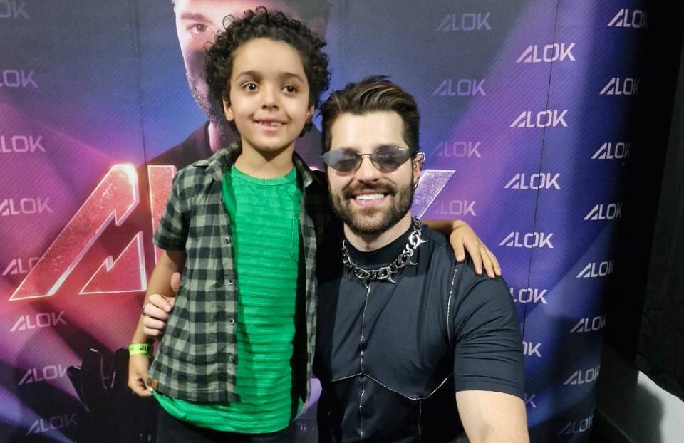 Menino de 08 anos realiza sonho e se emociona ao encontrar o DJ Alok, artista internacional que se apresentou recentemente em Vilhena
