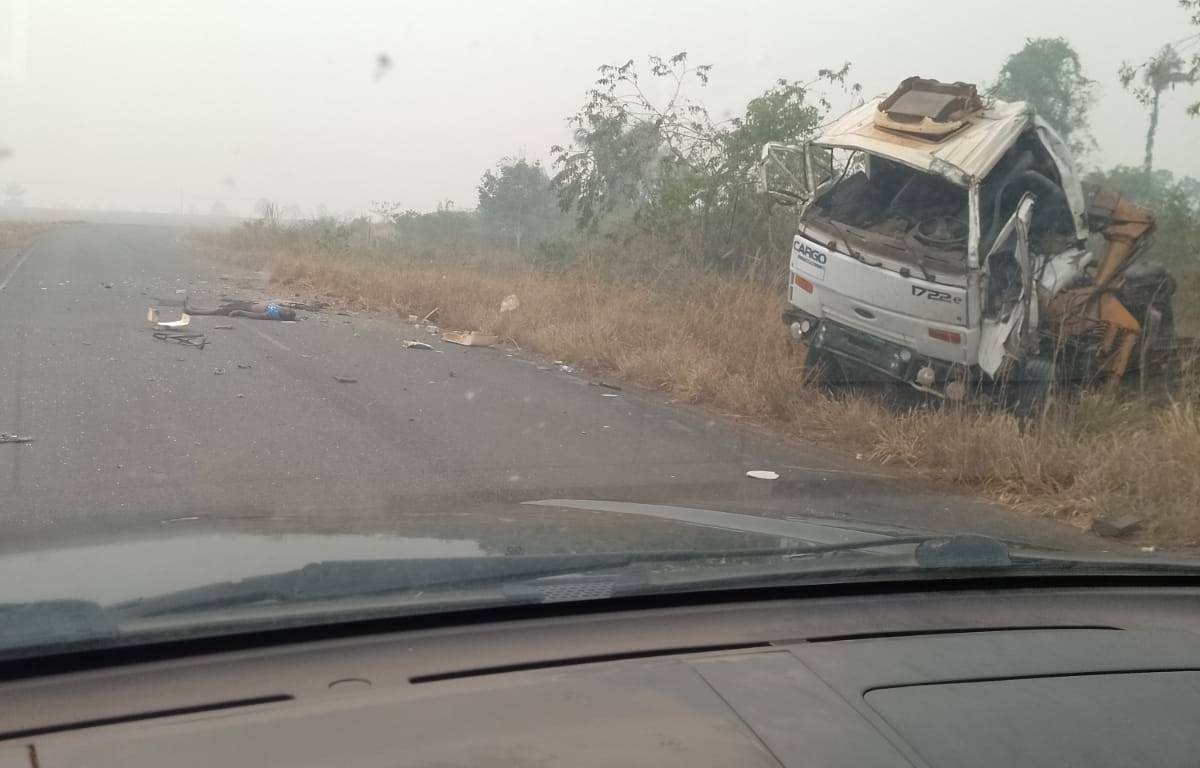 VEJA VÍDEO: motorista vilhenense vai parar no meio da pista após caminhão capotar em rodovia a 20 km da cidade de Chupinguaia