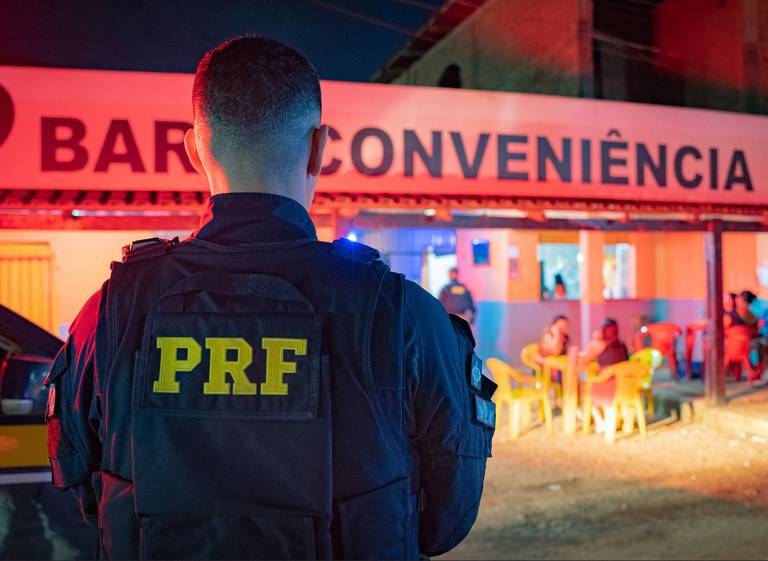 PRF prende garota de 24 anos que trazia irmã adolescente para se prostituir em cidade do interior de Rondônia