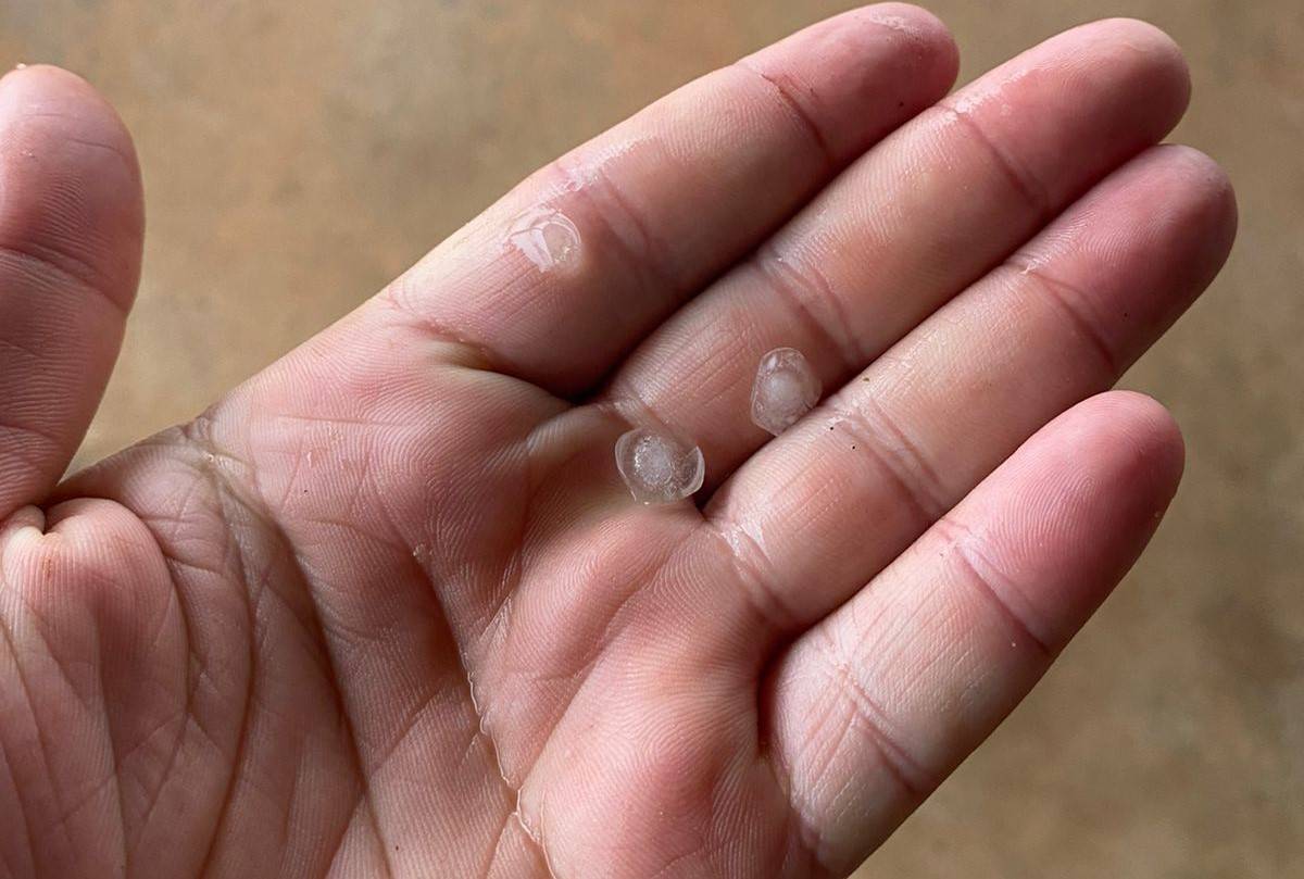 ASSISTA VÍDEOS: chove até granizo em Cabixi e temporal anima cidades do Cone Sul de RO, mergulhadas no calor e na fumaça