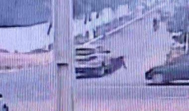 ASSISTA VÍDEOS: carro “arrasta” motoneta ocupada por duas pessoas no cruzamento de avenida com rodovia, em Vilhena