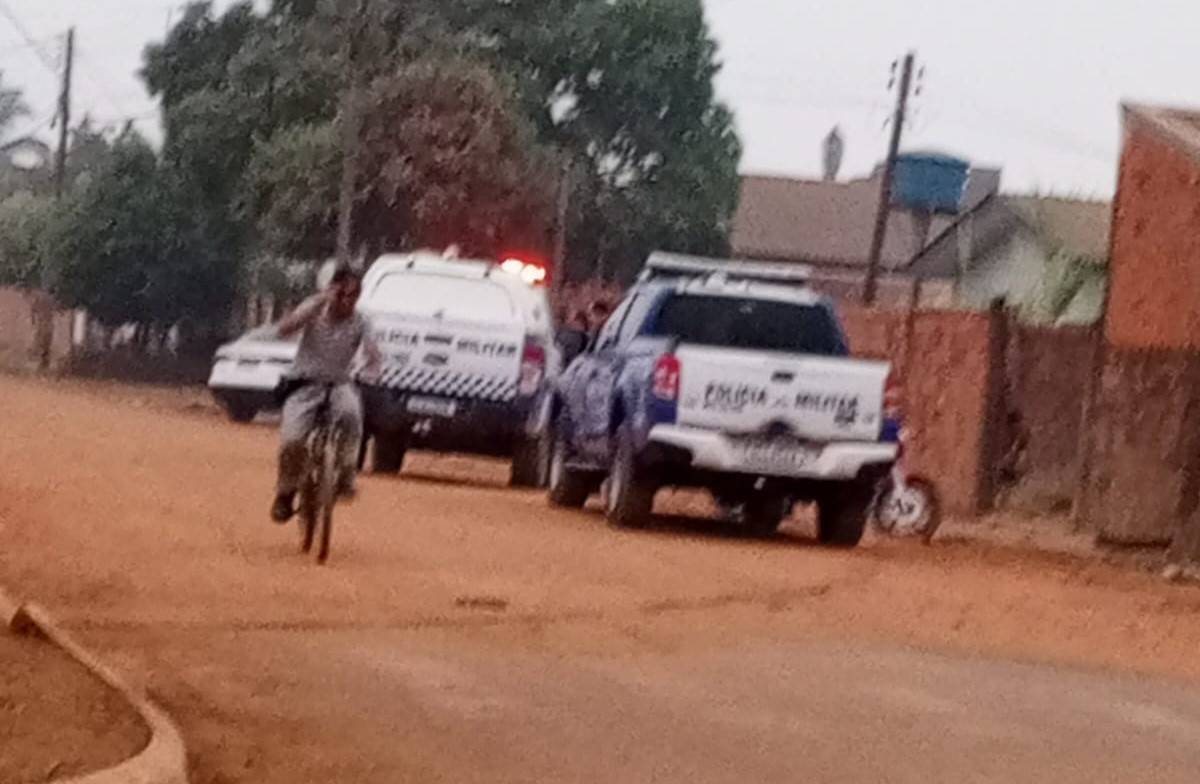 Ao ver vizinho queimando lixo em plena temporada de incêndios, vilhenense aciona Bombeiros e polícia aparece com viaturas