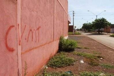 Polícia de MT investiga como a arma de um PM de Rondônia foi parar nas mãos de faccionado que aplicava “salves” em bairros de Cuiabá
