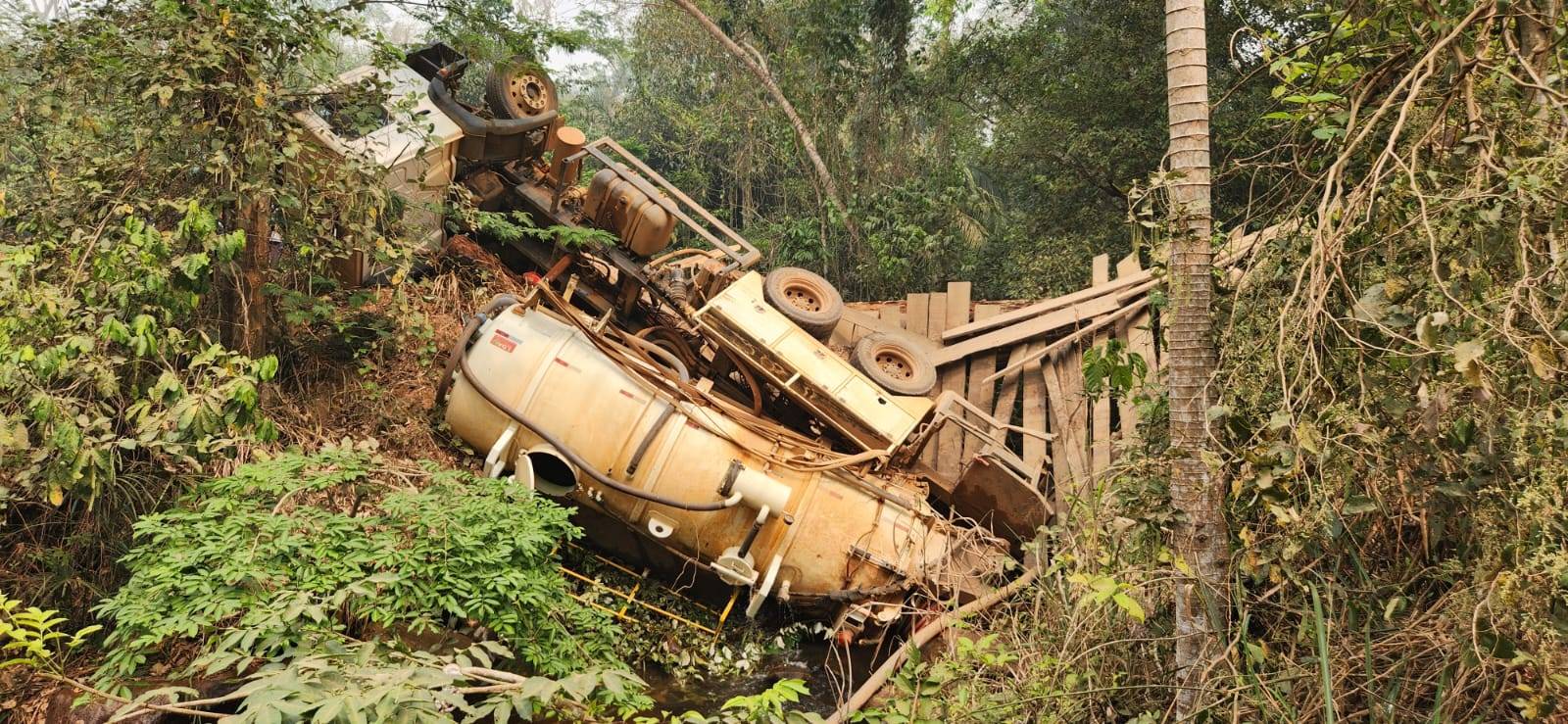VÍDEOS E FOTOS: ponte não resiste e caminhão-pipa do DER que ajudaria a combater incêndio se envolve em acidente em Colorado do Oeste