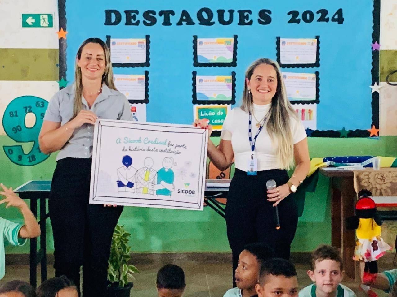 Sicoob Credisul doa biblioteca com 100 livros para Escola Mundo Mágico de Corumbiara (RO)