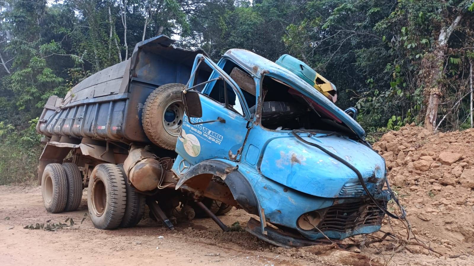 ASSISTA VÍDEO: motorista de caçamba teria pulado da cabine para sobreviver a “acidente feio” na zona rural de Vilhena