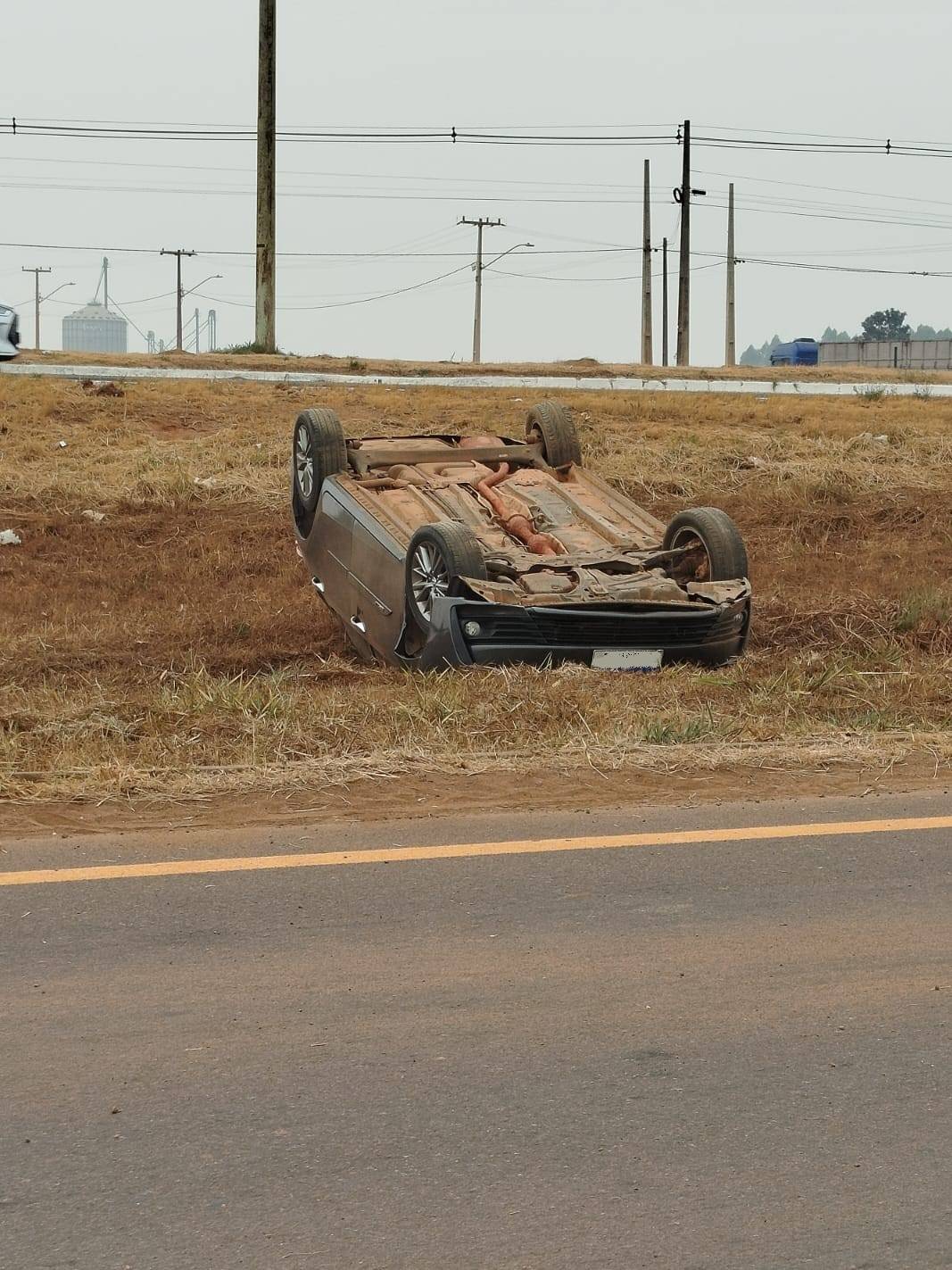 VÍDEO: Motorista perde controle de veículo que capota em trecho urbano da BR-364, em Vilhena