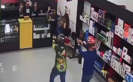 ASSISTA VÍDEO: três ladrões armados roubam loja de celulares no centro de Cerejeiras; mulher com criança estava no local
