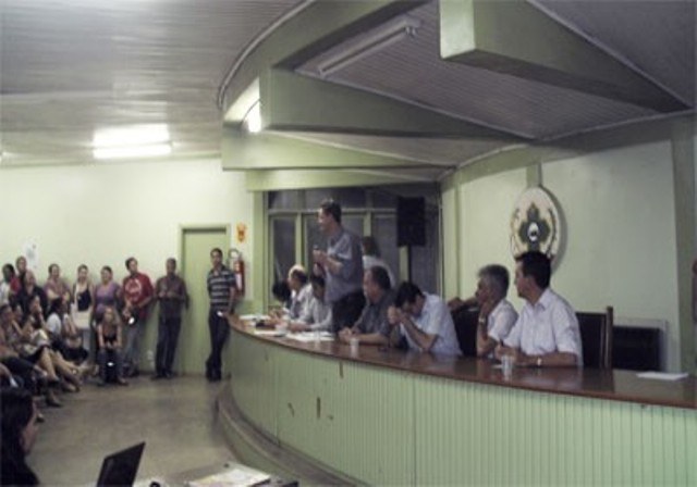 Após vaiar prefeito e secretários, professores insistem em reajuste de salários