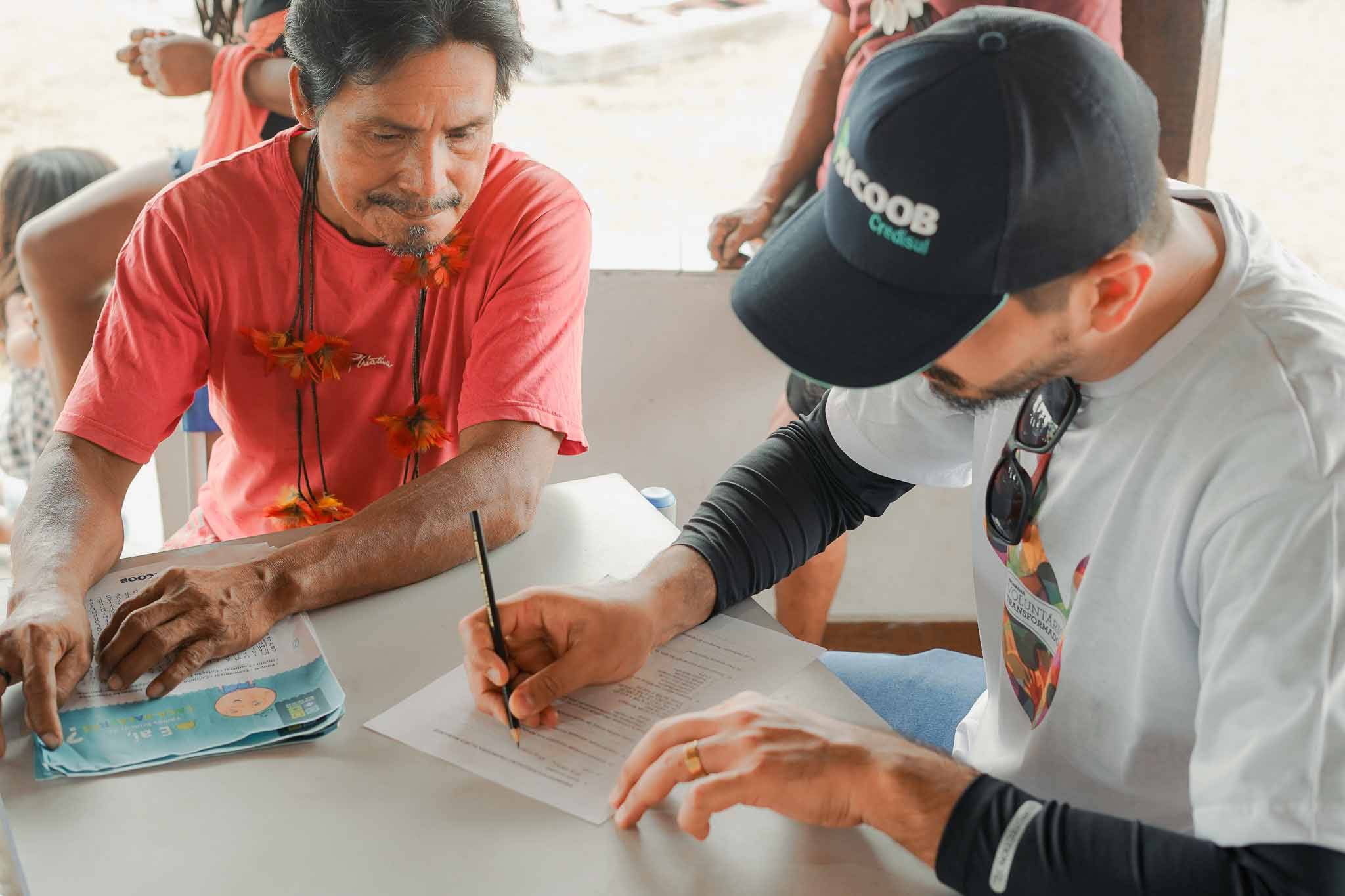 Voluntários da Sicoob Credisul realizam ação de educação financeira e ambiental na comunidade indígena Mamaindê