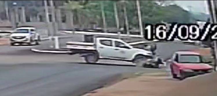 ASSISTA VÍDEOS: motorista avança preferencial e picape da prefeitura atinge mulher pilotando motoneta em avenida de Cabixi