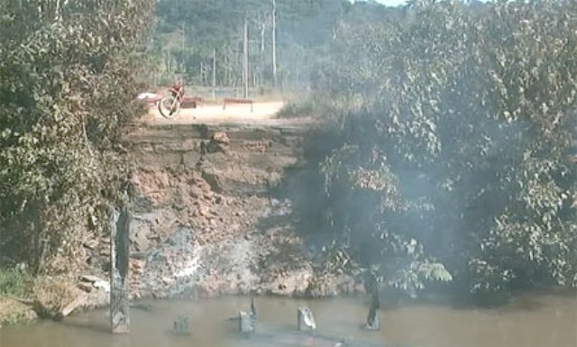 Moradores queimam ponte e rodovia fica interditada em Juína