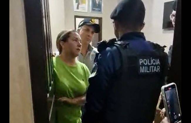 VÍDEOS: prefeita se reúne com aliados dentro de seu gabinete em Chupinguaia, vereador denuncia e campanha vira caso de polícia