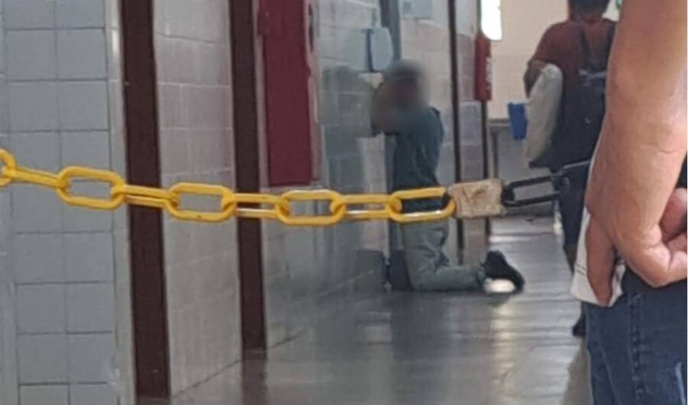 Em desespero após atropelar o próprio filho de 11 meses, homem é fotografado ajoelhado na UPA, em Vilhena