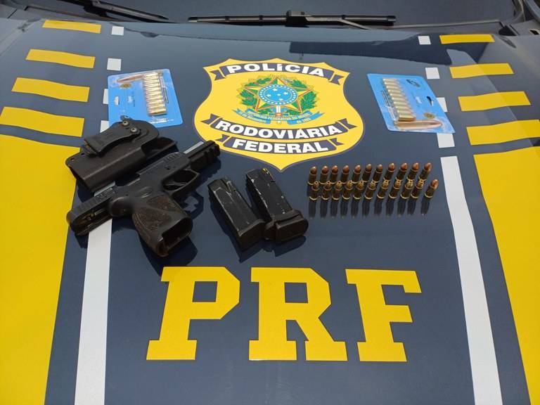Em Vilhena, arma transportada irregularmente por motorista de picape é apreendida em abordagem da PRF