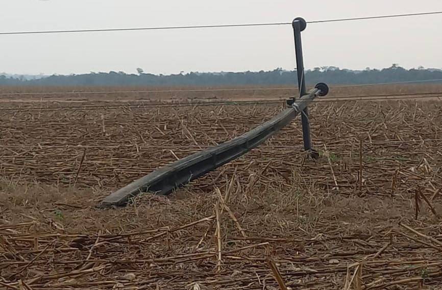 “Super temporal” com raios e ventania derruba 12 postes e deixa sem energia a menor cidade do Cone Sul de Rondônia