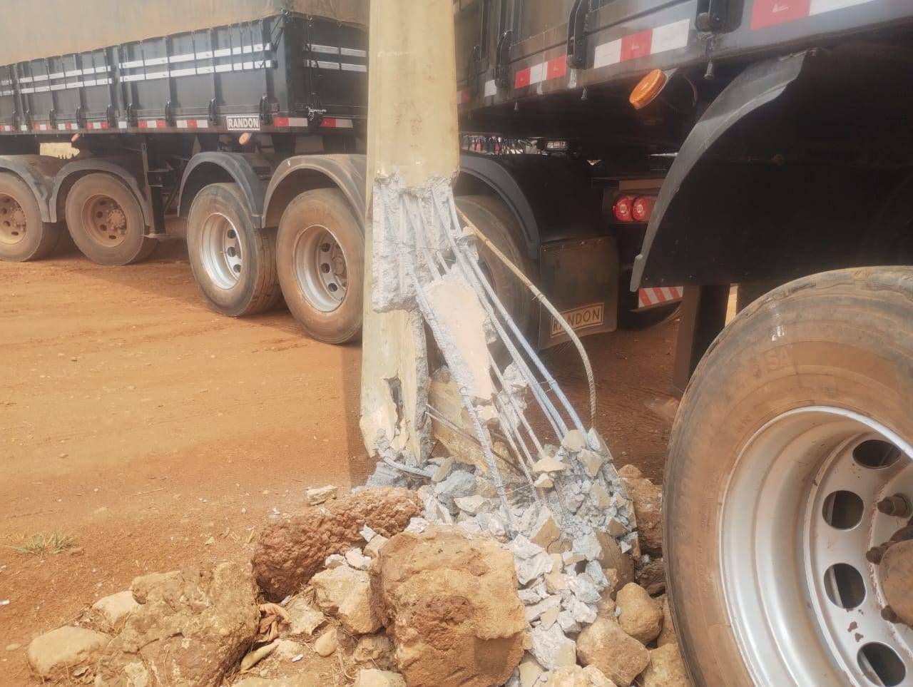 ASSISTA VÍDEO: após caminhão derrubar poste, cabo energizado caiu e poderia ter provocado acidentes com mortes em Vilhena