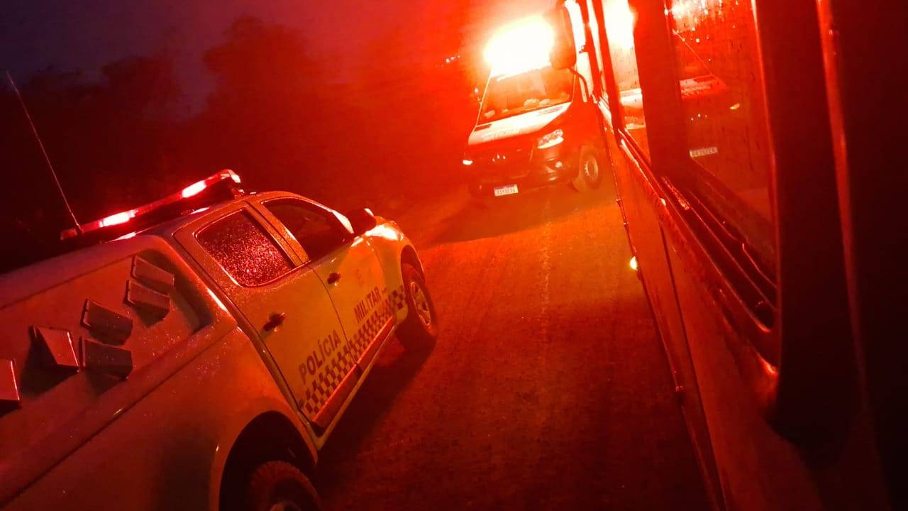 VÍDEO: rapaz de 24 anos é alvo de vários tiros de pistola, mas escapa da morte fugindo a pé do assassino, que ateou fogo ao carro em Vilhena