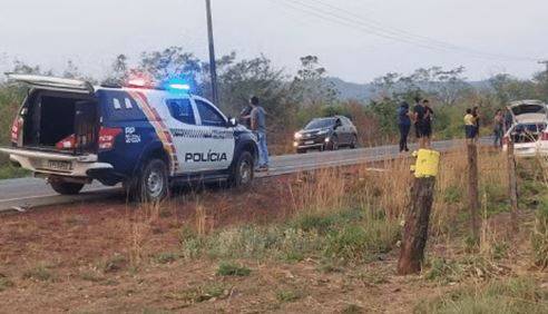 Em Estado vizinho, duas pessoas sobrevivem a acidente, mas acabam executadas a tiros; autor do duplo homicídio está sendo procurado