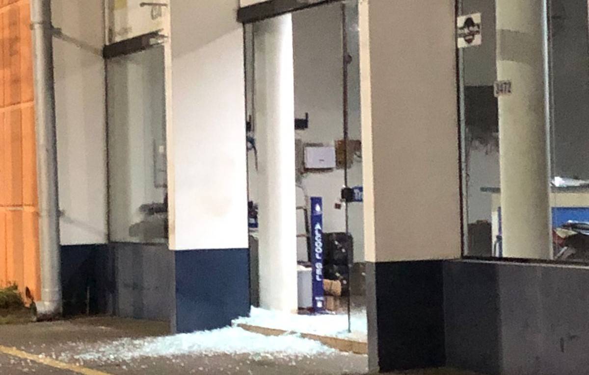 Loja tem porta de vidro “estourada” na região central de Vilhena; arrombadores teriam levado motocicleta