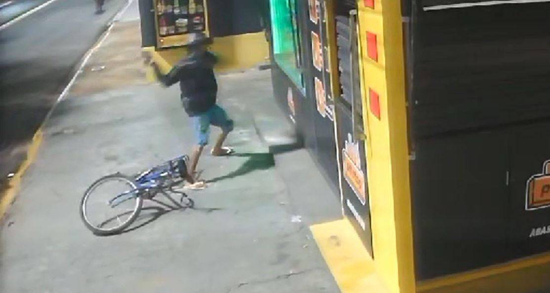 ASSISTA: vídeos mostram vândalos atacando quiosque no centro de Vilhena; grupo também teria furtado carnes no CTG