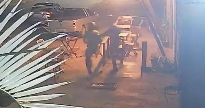 ASSISTA: vídeo impressionante mostra homem se escondendo em lanchonete e sobrevivendo a mais de 20 disparos, em Vilhena