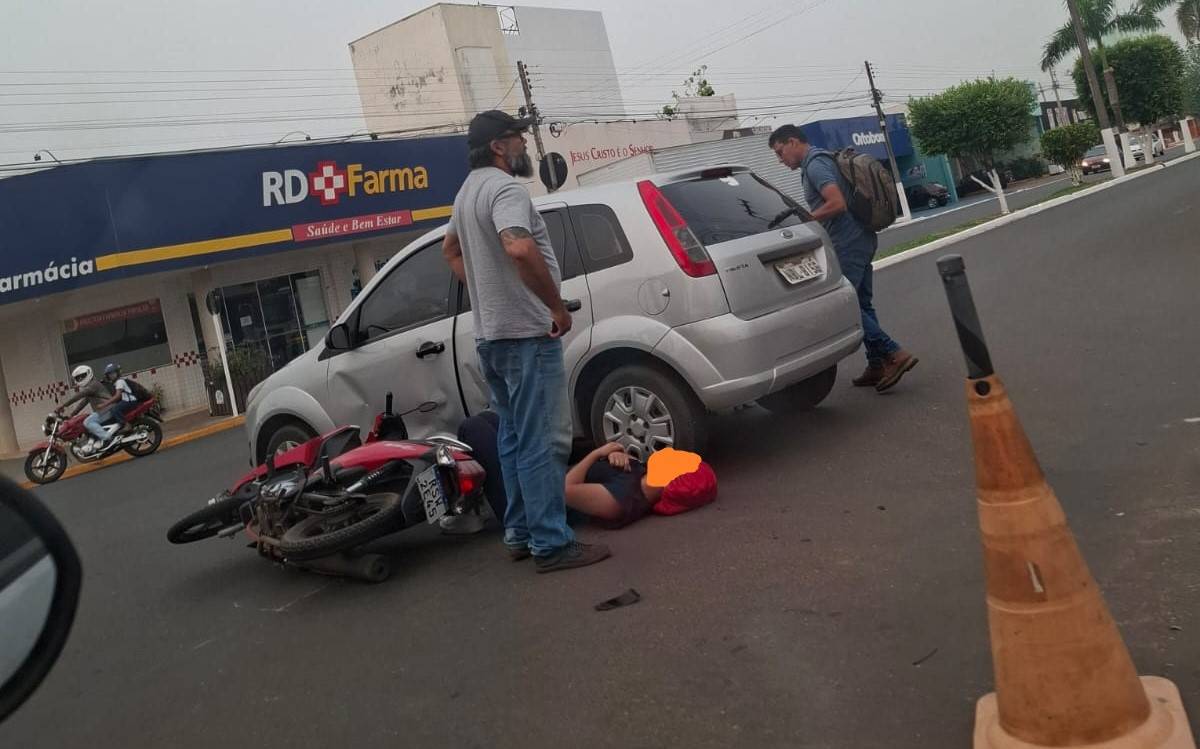 Motoneta pilotada por mulher é atingida por carro dirigido por funcionária de escola estadual, em Vilhena