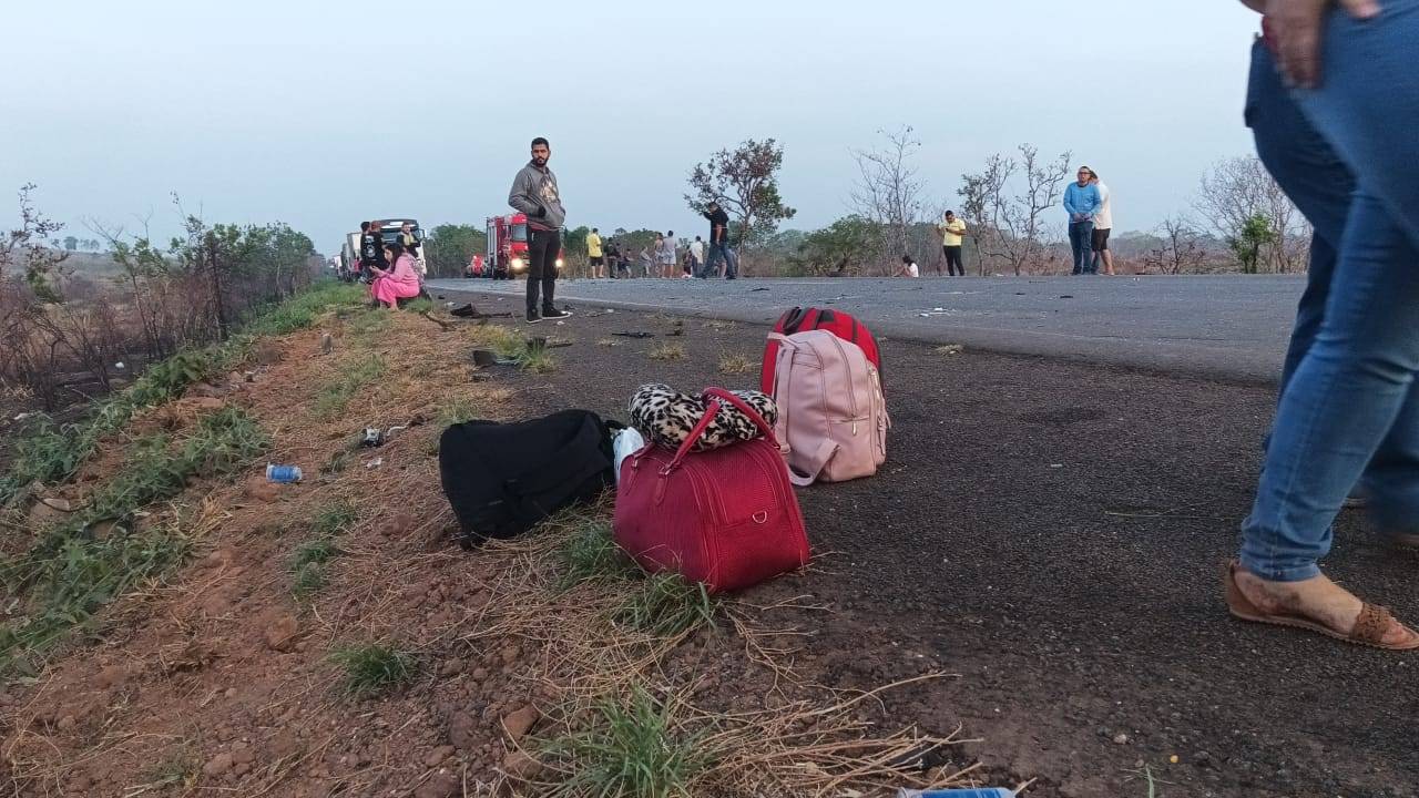 Com vereador a bordo, ônibus que seguia para Cerejeiras é atingido por carro de passeio na BR 364; dois mortos e dois em estado grave