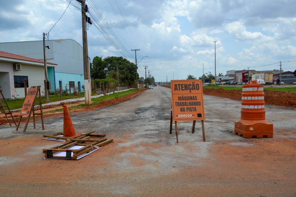 Infraestrutura: Com recurso próprio, obras de pavimentação da via lateral da BR 174 avançam
