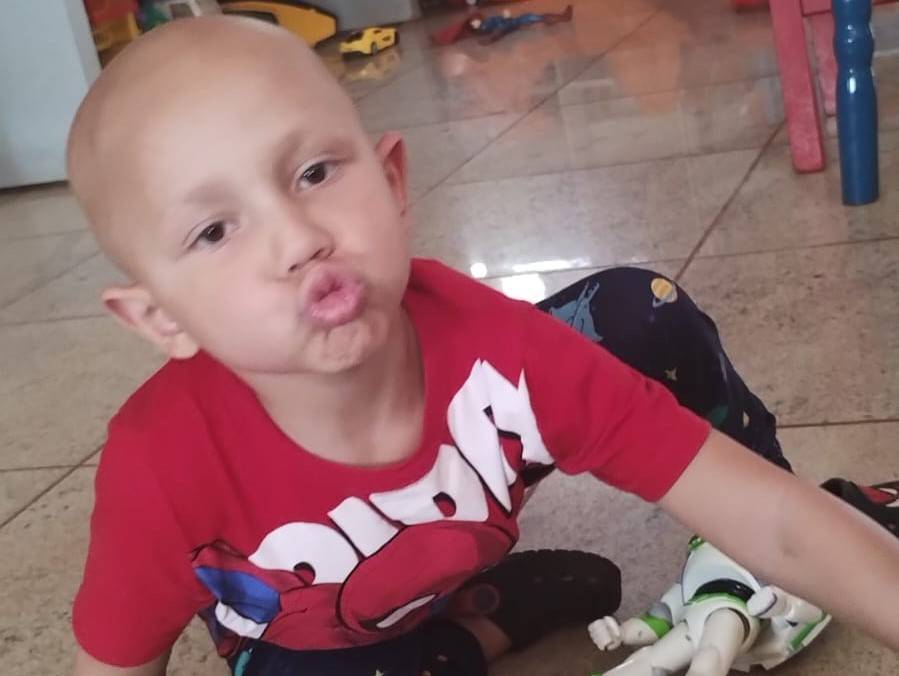 Mãe de menino vilhenense que luta contra o câncer em São Paulo pede ajuda para comprar alimentos recomendados por médica