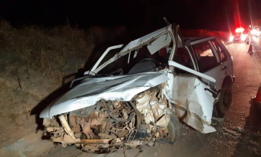 Batida frontal entre picape de MT e carro com placas de Vilhena causa a morte de homem de 54 anos na BR 364; mulher quebrou as duas pernas