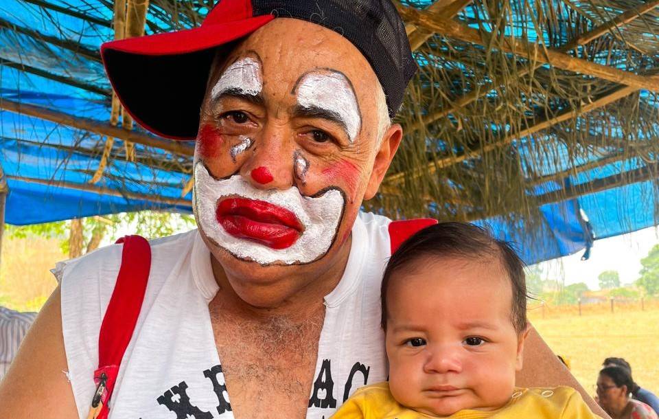 VÍDEO: dois dias após acidente grave, palhaço-vereador Bagunça é um dos destaques em festa infantil na área rural de Corumbiara