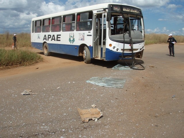 Ônibus da Apae invade preferencial e bate em caminhão “toreiro”