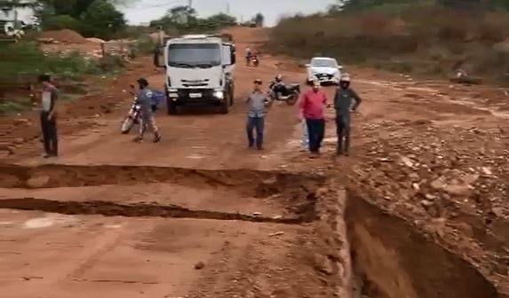 ASSISTA VÍDEOS: temporal leva aterro de ponte na área rural de Vilhena, moradores reclamam e secretário de Obras comenta