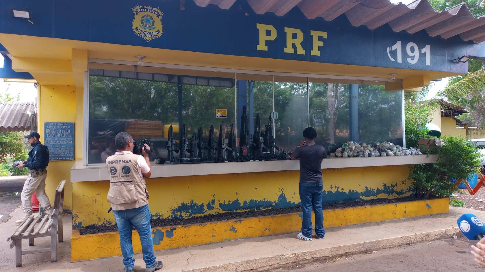 VÍDEO E FOTOS: casal de Vilhena é preso por agentes da PRF com caminhão abarrotado de armas pesadas em rodovia de MT