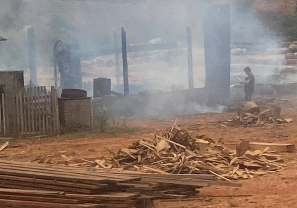 VEJA VÍDEOS: pela terceira vez, incêndio atinge madeireira em Corumbiara; Bombeiros de Cerejeiras e voluntários são mobilizados