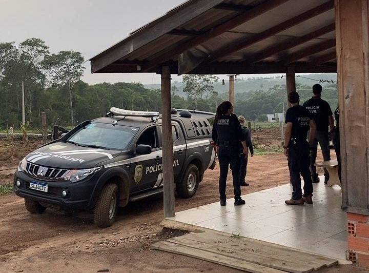 Polícia Civil cumpre mandado e prende suspeito de ter matado homem cuja corpo foi encontrado com marca de tiro em Vilhena