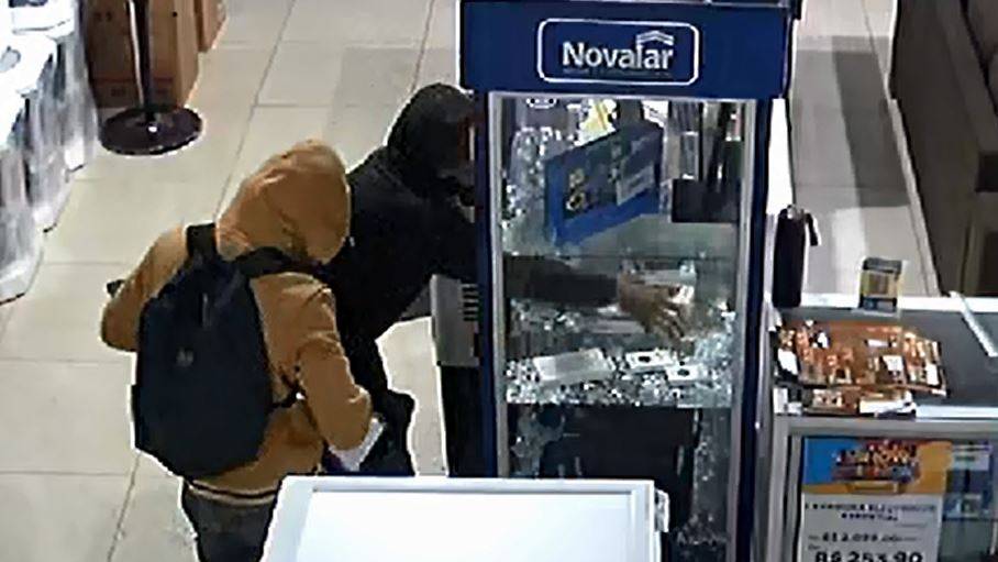 VEJA VÍDEOS: em sequência, ladrões saqueiam duas lojas de eletromóveis em Vilhena; moto com carretinha foi usada para levar mercadorias