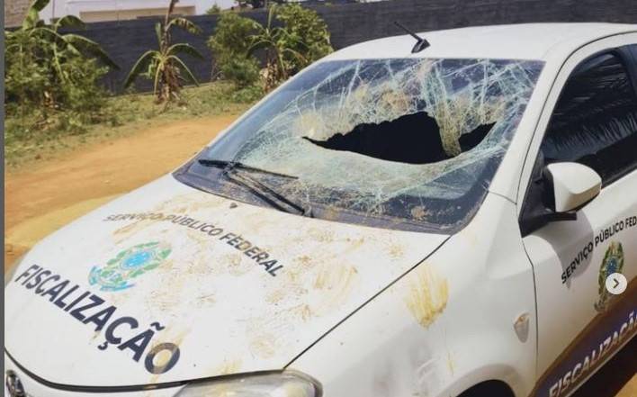 VEJA FOTOS: com fogo e pedradas, sede do CREA em Vilhena é atacada por vândalos na madrugada e polícia é acionada