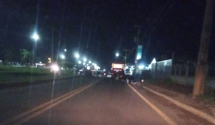 Na madrugada, moto com dois rapazes atinge carreta parada em avenida de Vilhena e um deles sofre fratura exposta na perna