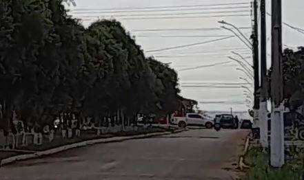 Em bicicleta elétrica, menina de 13 anos é atingida por policial que teria avançado a preferencial em rotatória de Vilhena