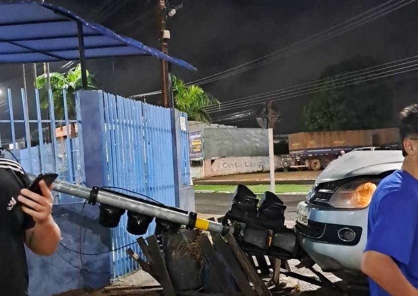 VÍDEO: semáforo com defeito pode ter sido a causa de acidente envolvendo picape e carro de passeio no centro de Vilhena