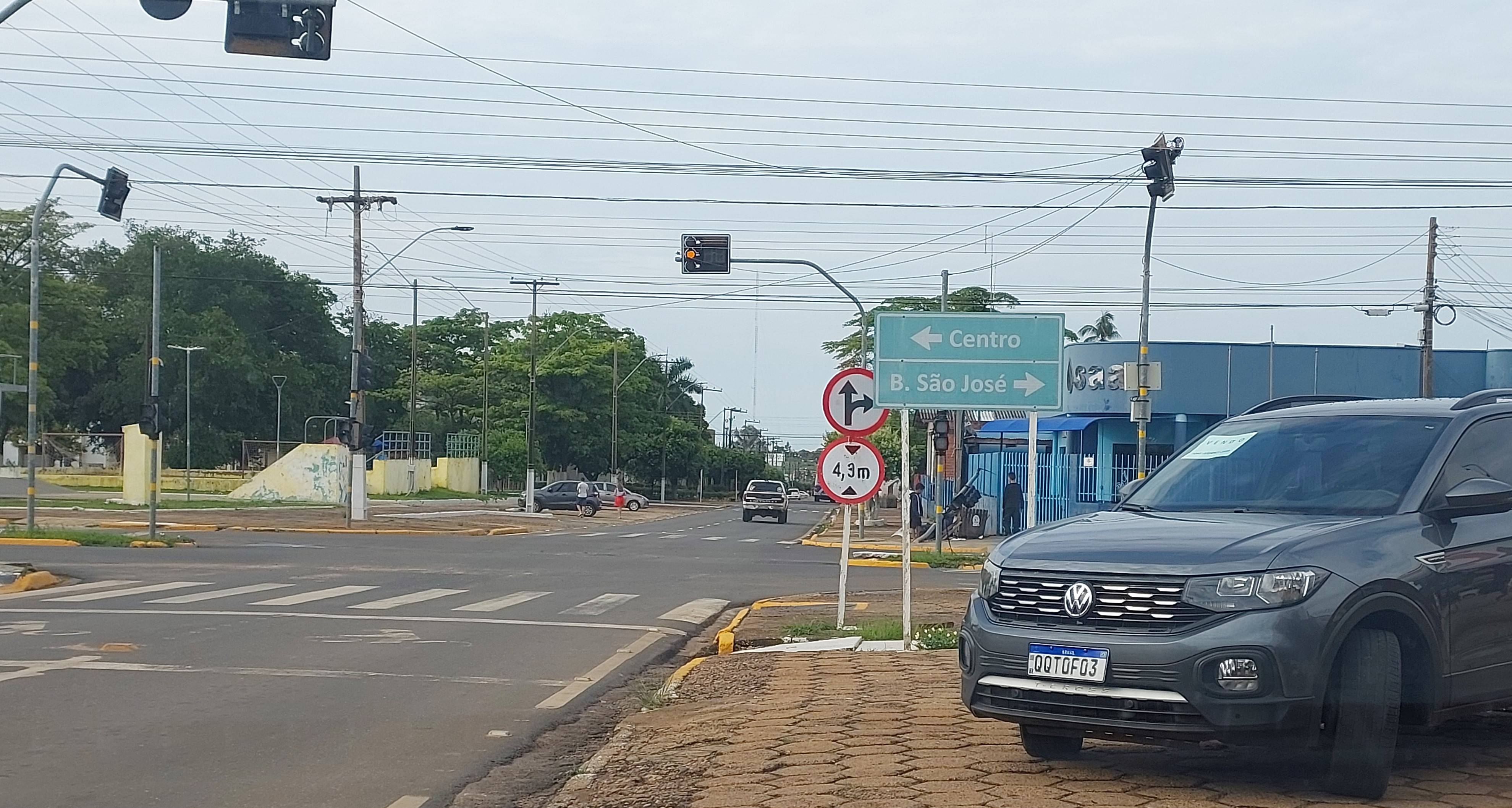 Após acidente supostamente provocado por semáforo com defeito em Vilhena, secretário de Trânsito promete investigação e solução