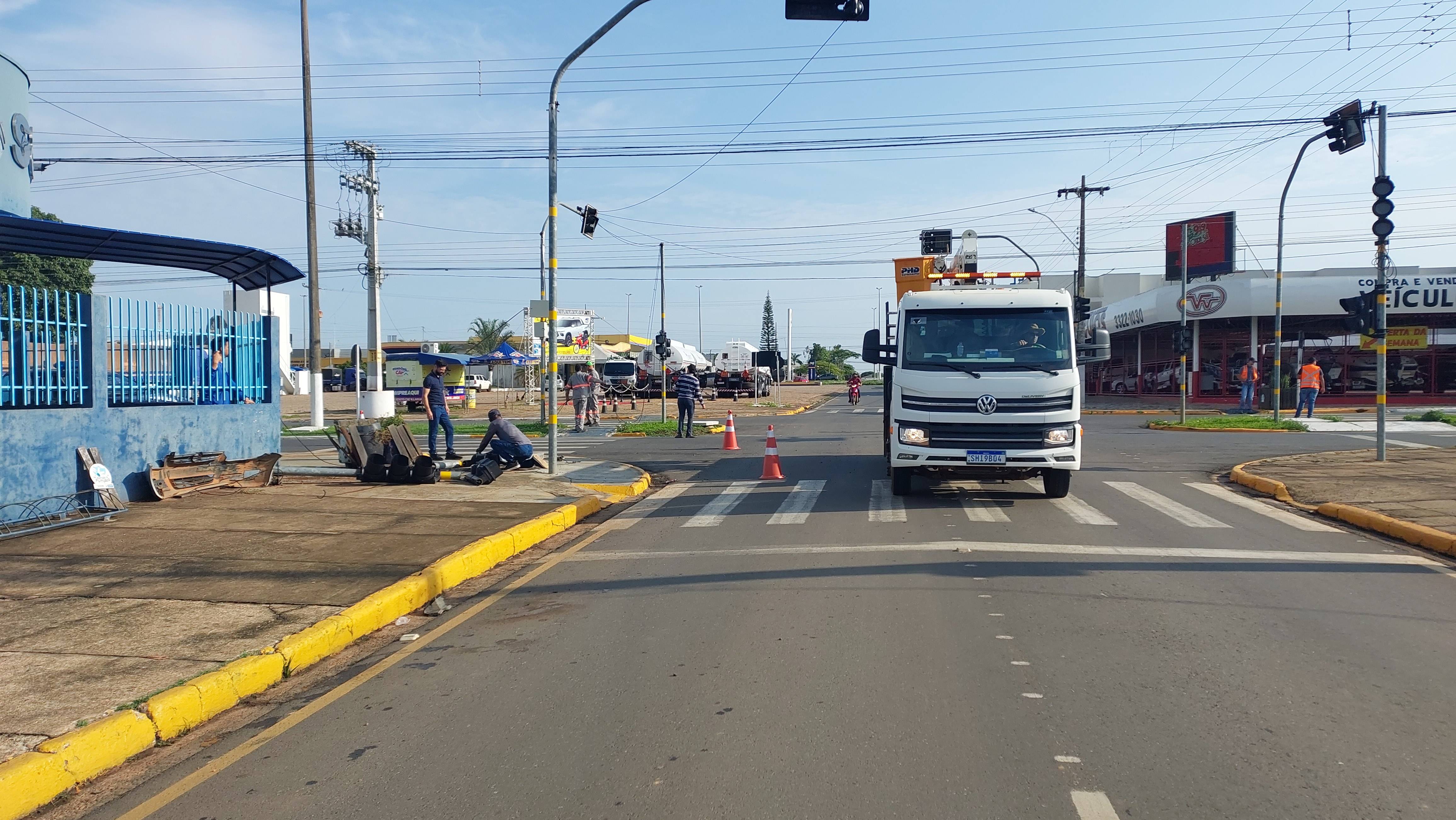 ASSISTA VÍDEOS: após dois acidentes no mesmo cruzamento no centro de Vilhena, semáforo começa a ser consertado