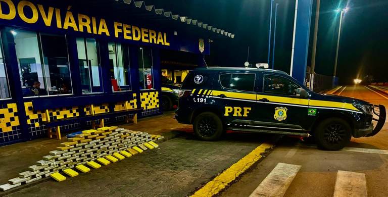 Carregada em Rondônia e transportando sucata, carreta é apreendida com mais de 100 kg de drogas a bordo em rodovia de MT