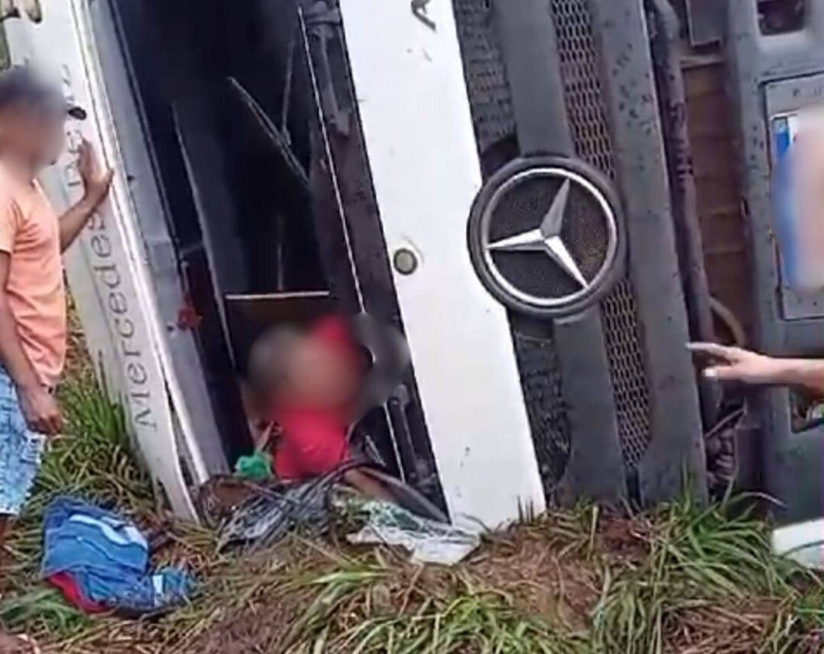 VÍDEOS: caminhão tomba na BR 364 a 70 km de Vilhena e motorista fica presos as ferragens; Bombeiros não o encontram no local